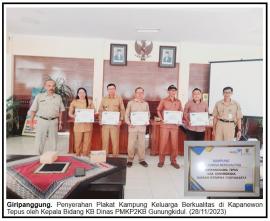 Kepala Bidang KB Dinas PMKP2KB Gunungkidul Serahkan Plakat Kampung Keluarga Berkualitas